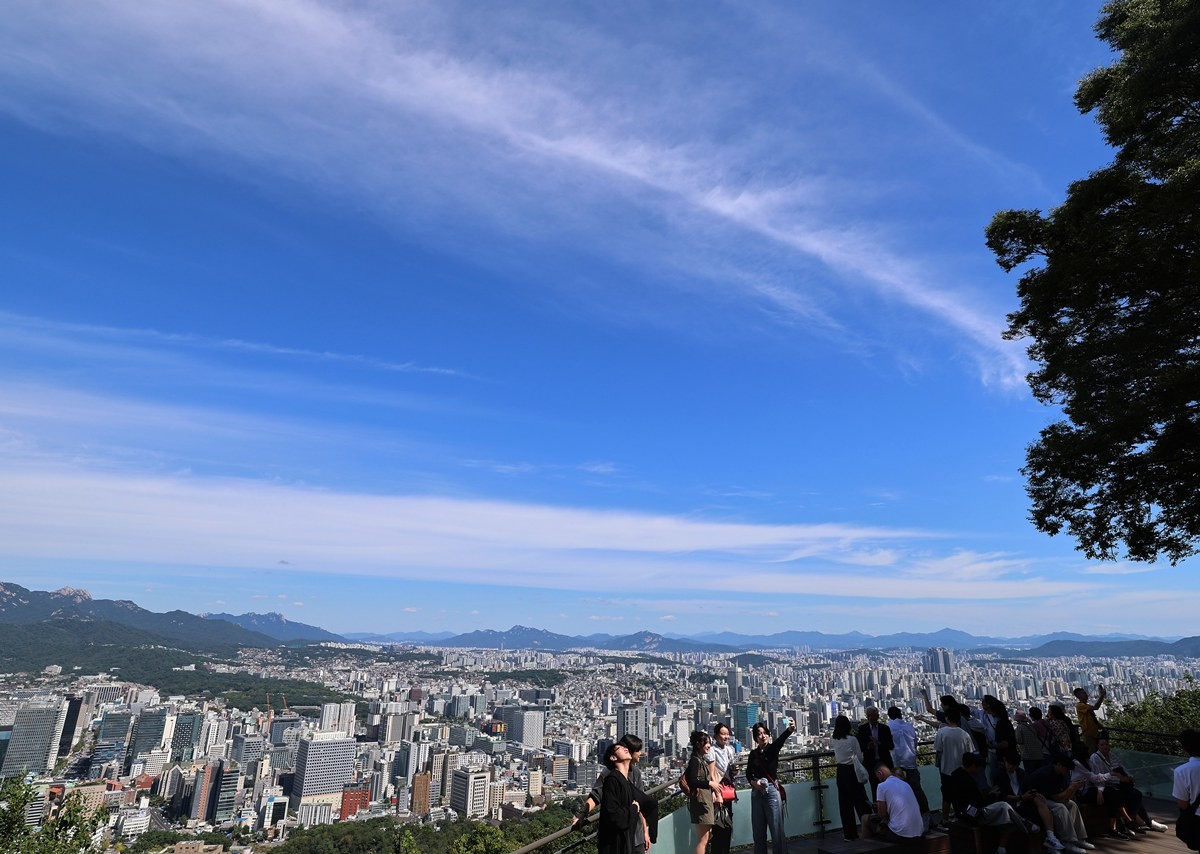서울 남산에서 바라본 서울 도심 위로 쾌청한 가을 하늘이 펼쳐져 있다. 기사 이해를 돕기 위한 자료 사진. 기상청에 따르면 당분간 지상 북쪽에는 고기압, 남쪽에는 저기압이 있는 '북고남저' 기압계가 유지되겠다. 이에 따라 동풍이 불어 들면서 태백산맥 서쪽은 기온이 평년기온보다 2∼3도 높아 낮 기온이 30도 안팎까지 오르고 대기는 건조하겠다. 동풍이 태백산맥을 넘으며 뜨겁고 건조해지는 '푄 현상'이 발생한다. 북반구에선 고기압 가장자리를 타고 시계방향으로, 저기압에서는 반시계방향으로 바람이 불기에 때문에 우리나라를 중심으로 '북고남저' 기압계가 형성되면 동풍이 불어 든다. / 뉴스1