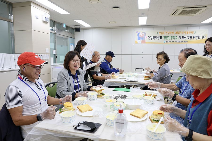 영종구 '청춘 건강학교' 성료…손화정 구청장, 어르신과 요리하며 밀착 소통
