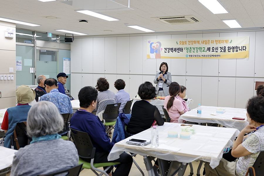 영종구 '청춘 건강학교' 성료…손화정 구청장, 어르신과 요리하며 밀착 소통