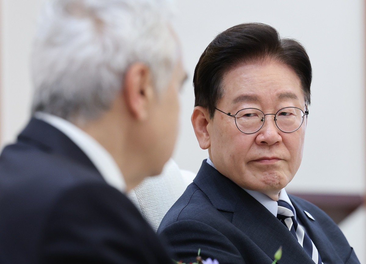 이재명 대통령이 17일 청와대에서 파티 비롤 국제에너지기구(IEA) 사무총장을 접견, 발언을 듣고 있다. 기사 이해를 돕기 위한 자료 사진. 이재명 대통령의 국정 지지율이 지난주보다 하락해 취임 이후 최저치를 경신했다는 한국갤럽 여론조사가 18일 나왔다. 한국갤럽이 지난 15~17일 전국 만 18세 이상 1002명을 대상으로 조사한 결과를 18일 공개했다. 한국갤럽 조사 결과에 따르면 이재명 대통령의 직무수행에 대한 긍정 평가는 37%로 취임 이후 가장 낮았다. 이는 지난주 한국갤럽 조사 대비 1%포인트(p) 하락한 수치다. 이재명 대통령은 18일 오전 청와대 영빈관에서 기자회견을 연다./ 뉴스1