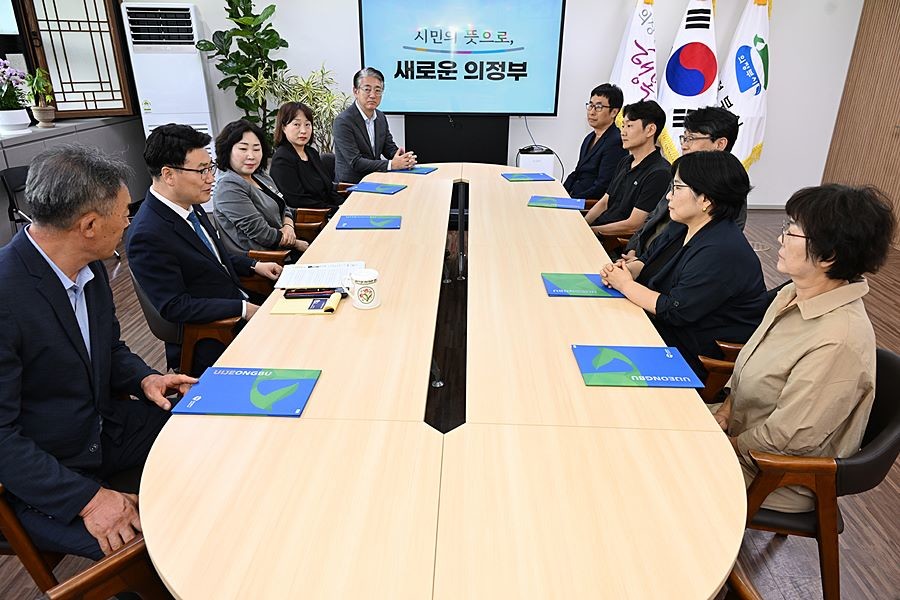 김원기 의정부시장이 9월 17일 시장실에서 시내버스 공공관리제 운영위원회 위촉직 위원들에게 위촉장을 수여한 뒤 간담회를 갖고 있다