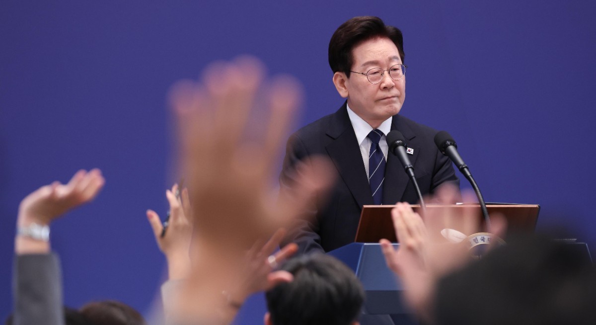 이재명 대통령이 18일 청와대 영빈관에서 열린 현안 기자회견에서 기자들의 질문을 받고 있다. / 뉴스1(청와대통신사진기자단)