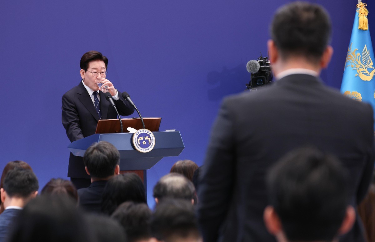 이재명 대통령이 18일 청와대 영빈관에서 열린 현안 기자회견에서 기자들의 질문을 들으며 물을 마시고 있다. / 뉴스1(청와대통신사진기자단)