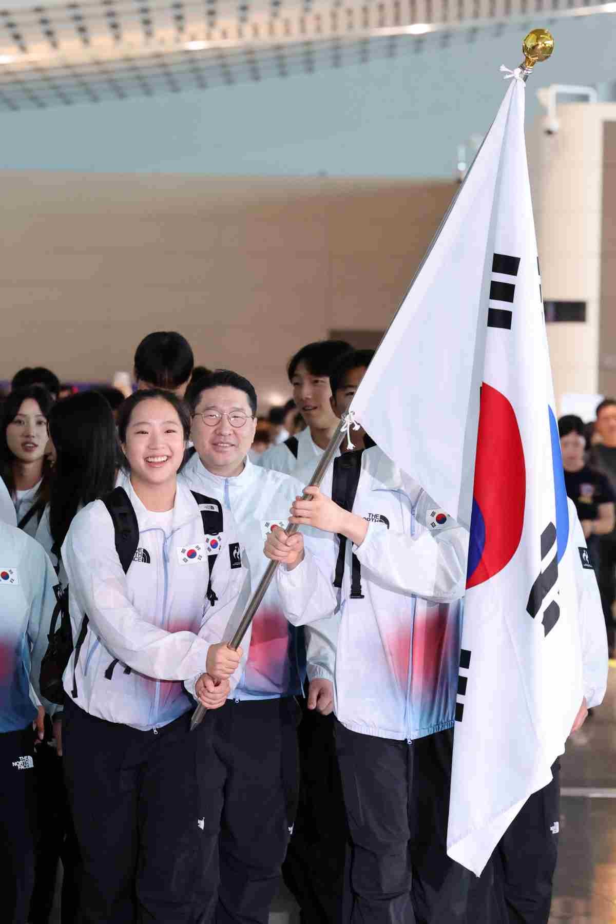 2026 아이치·나고야 아시안게임 개막을 이틀 앞둔 지난 17일 오전 대한민국 국가대표 선수단이 인천국제공항에서 일본 나고야로 출국하고 있다. / 뉴스1