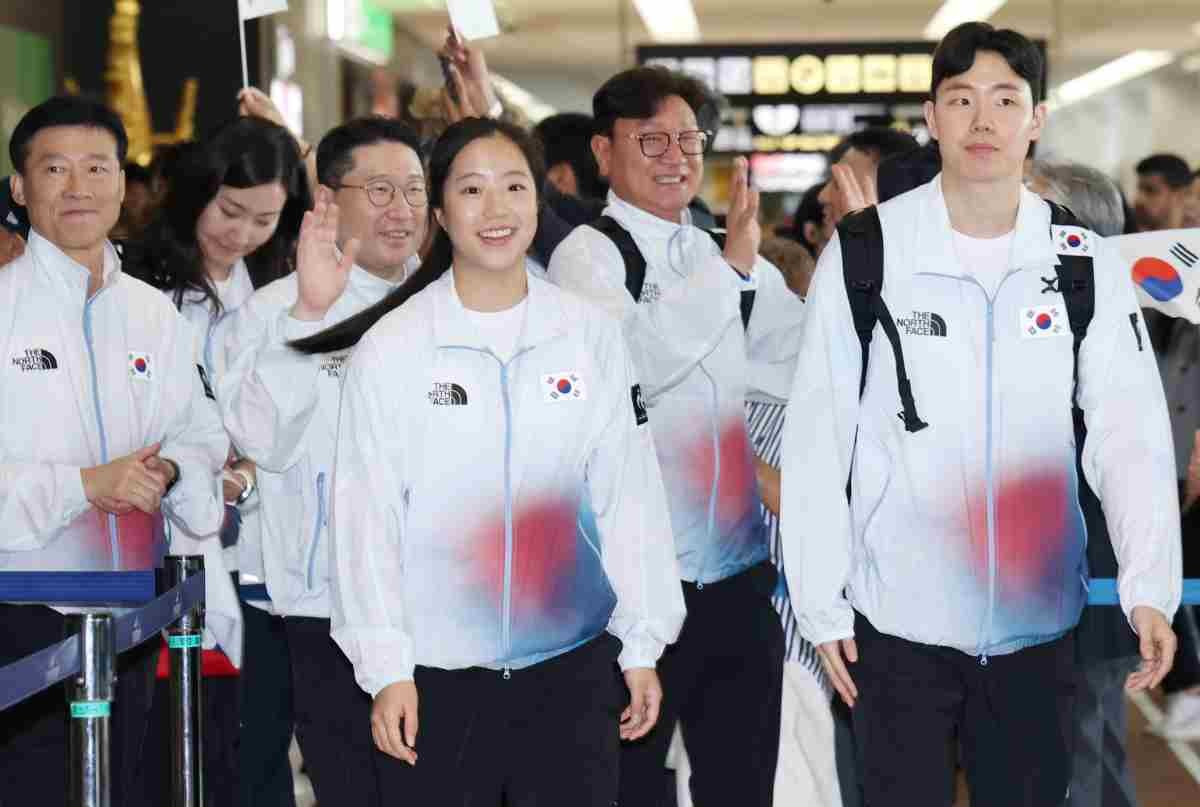 2026 아이치·나고야 아시안게임에 출전하는 탁구 국가대표 신유빈과 배드민턴 국가대표 서승재 등 대한민국 선수단이 지난 17일 일본 나고야 츄부국제공항을 통해 입국하고 있다. / 뉴스1
