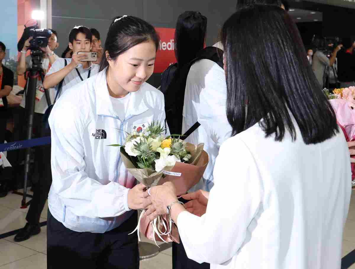 2026 아이치·나고야 아시안게임에 출전하는 탁구 국가대표 신유빈과 배드민턴 국가대표 서승재가 지난 17일 일본 나고야 츄부국제공항을 통해 입국해 주나고야대한민국총영사관 정미애 총영사로부터 꽃다발을 받고 있다. / 뉴스1