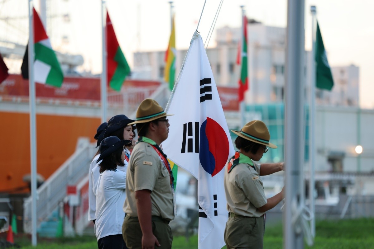 17일 일본 나고야항에 마련된 2026 아이치·나고야 아시안게임 선수촌 입촌식에서 태극기가 게양되고 있다. / 뉴스1