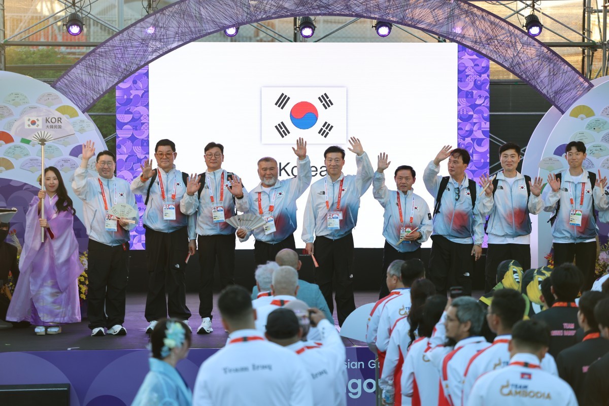 이상현 선수단장 등 대한민국 국가대표 선수단이 17일 일본 나고야 2026 아이치·나고야 아시안게임 선수촌에서 열린 입촌식에서 손을 흔들고 있다. / 뉴스1
