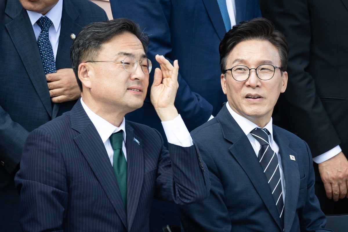 더불어민주당 김민석(오른쪽), 조국혁신당 신장식 대표가 3일 서울 여의도 국회에서 제22대 국회 후반기 국회의원 단체사진 촬영을 위해 자리하고 있다. / 뉴스1