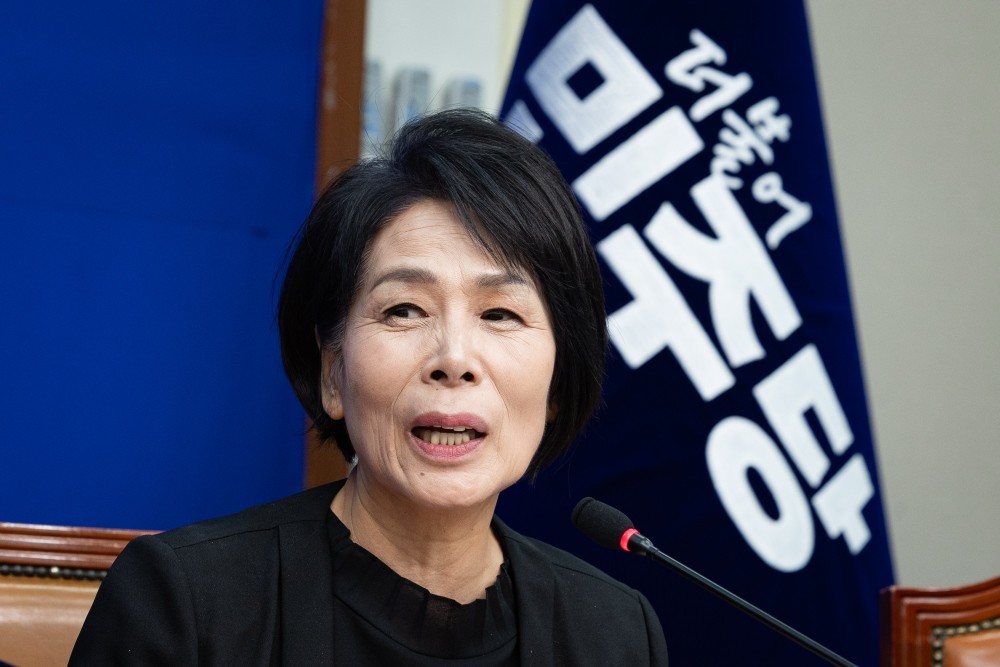 최민희 더불어민주당 미디어공공성강화TF 단장이 17일 서울 여의도 국회에서 열린 미디어공공성강화TF 제1차 회의에서 발언하고 있다. / 뉴스1