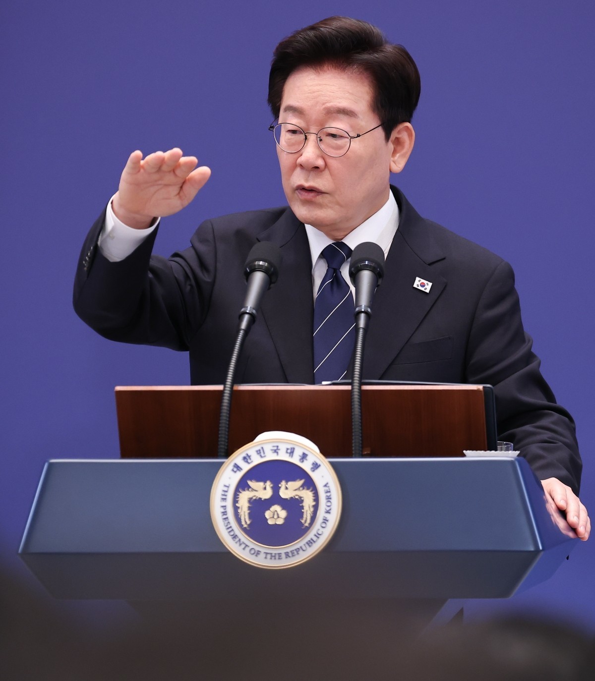 이재명 대통령이 18일 청와대 영빈관에서 열린 현안 기자회견에서 취재진의 질문에 답변하고 있다. / 청와대통신사진기자단-뉴스1
