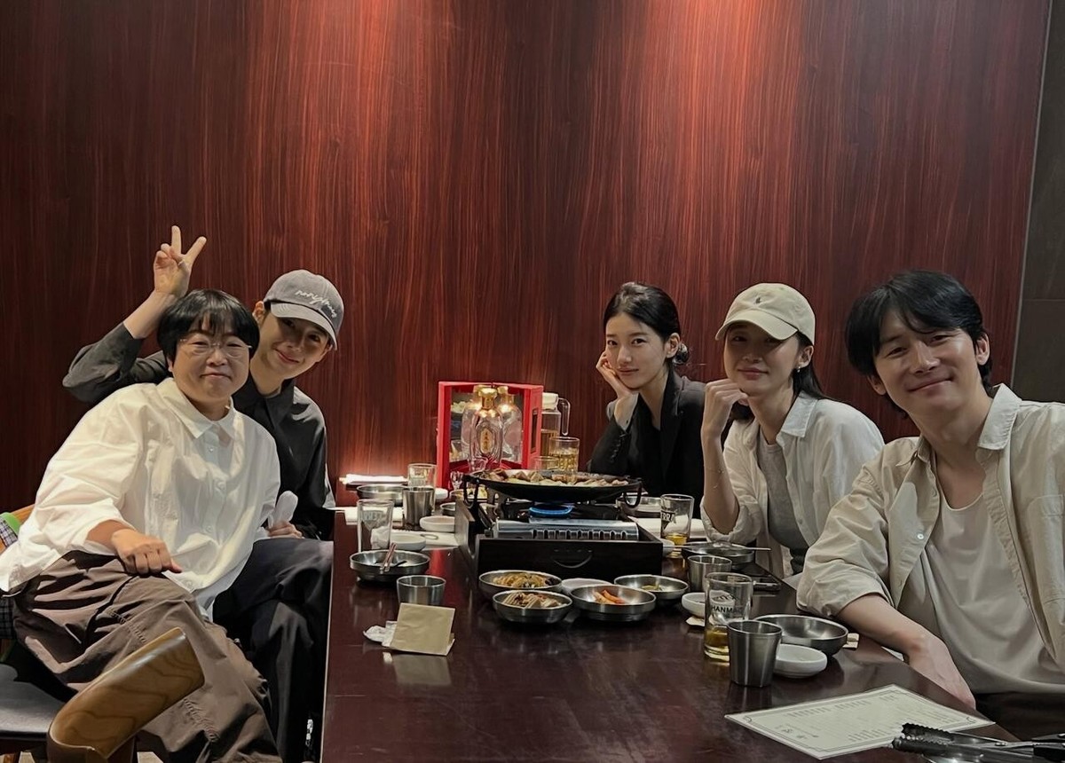 드라마 '안나' 출연 배우들과 만난 수지 / 수지 인스타그램