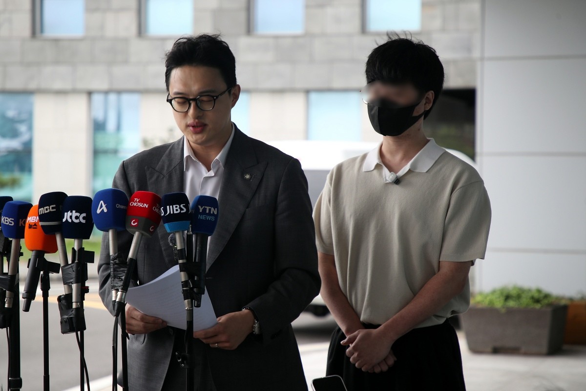 '실종 허위종결 사건'의 장 모 씨의 오빠 A 씨와 김민호 변호사가 4일 오후 제주경찰청 앞에서 기자회견을 열고 '부 모 경장과 대한민국을 상대로 국가배상청구 소송을 제기할 것'이라고 밝히고 있다. / 뉴스1