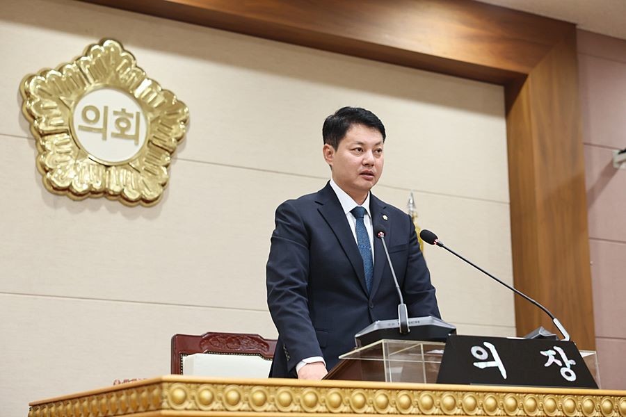 한상민 의장이 제392회 정례회 제3차 본회의에서 ‘군소음 피해지역 주민 지원 강화를 위한 ⌜군소음보상법⌟ 개정 촉구 건의안’을 채택하고 있다