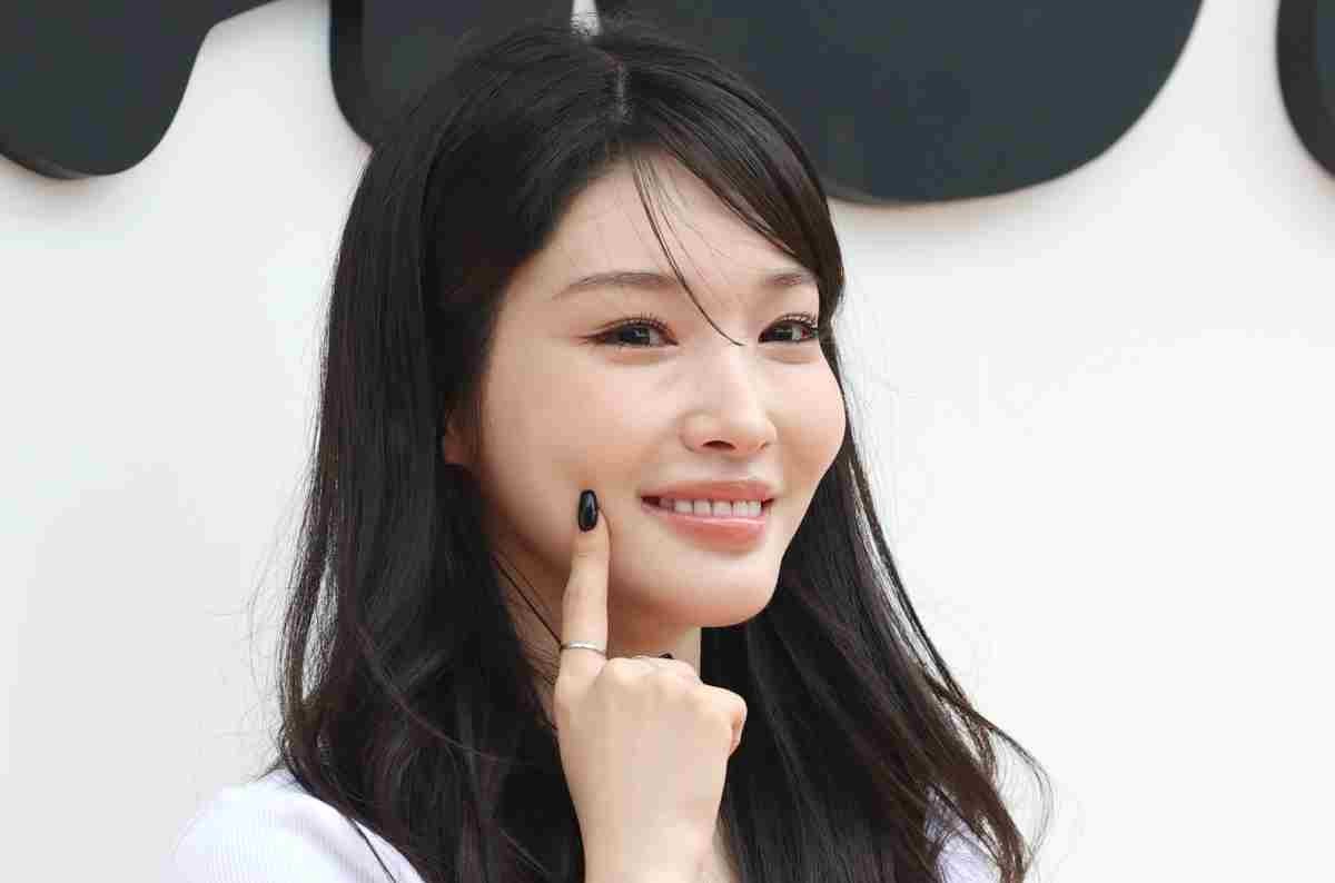 가수 청하가 지난해 서울 강남구 꼴라보하우스 도산에서 열린 프리미엄 가전 브랜드 샤크닌자의 팝업 포토세션에 참석해 포즈를 취하고 있다. / 뉴스1