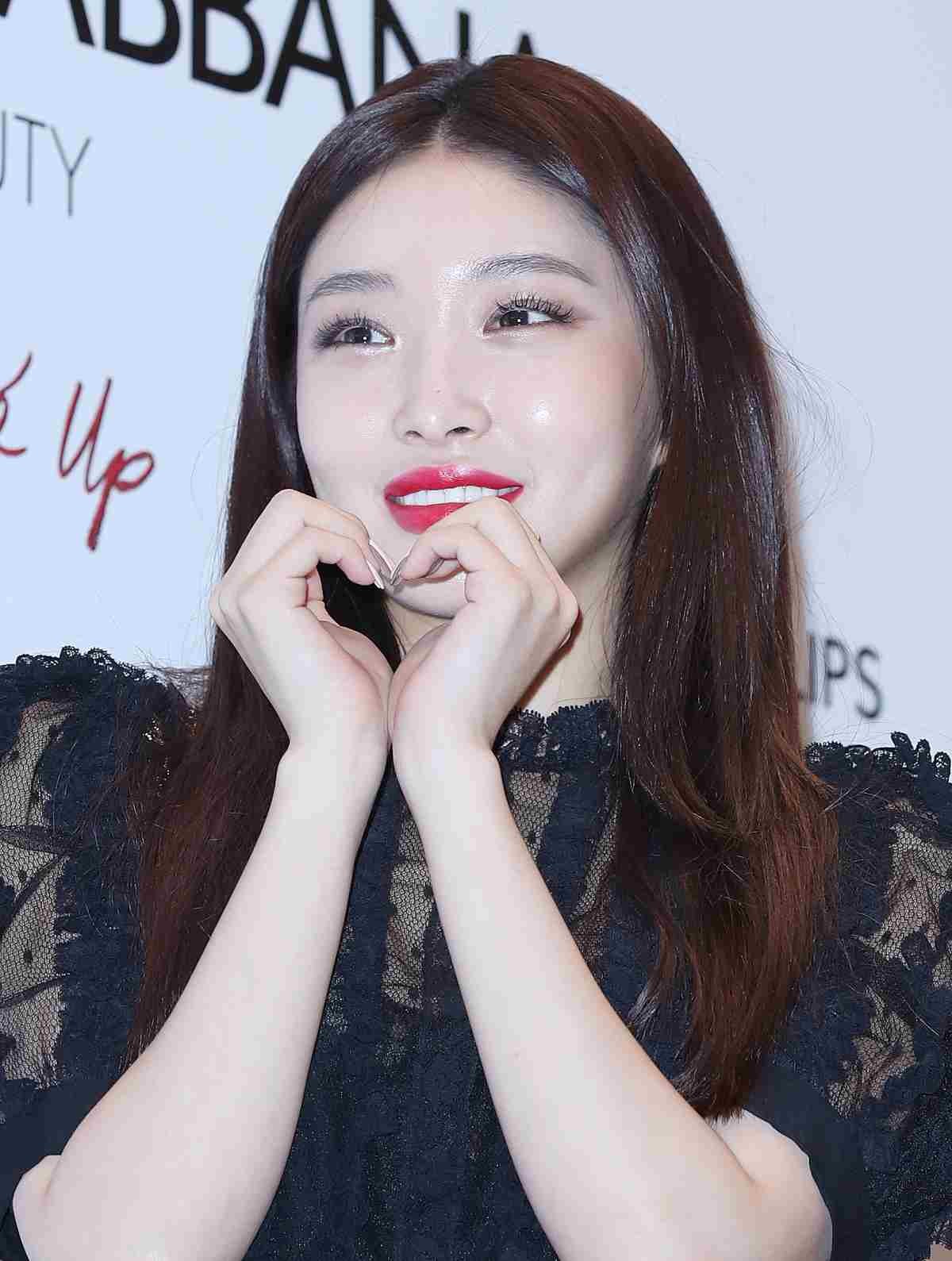 가수 청하가 2020년 서울 중구 롯데백화점 본점에서 열린 한 코스메틱 브랜드의 신제품 런칭 기념 포토행사에 참석해 포즈를 취하고 있다. / 뉴스1