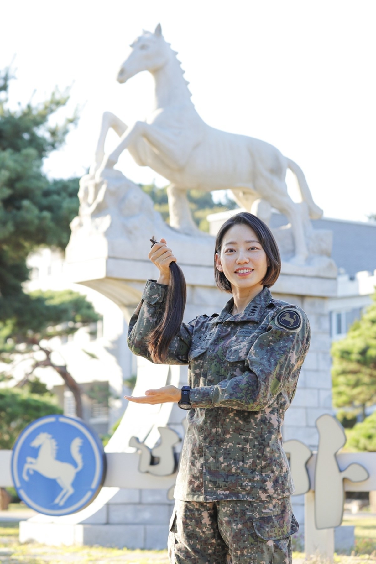 소아암 환자를 위해 14년째 머리카락을 기부한 육군 오수진 대위 모습. 오수진 대위는 평소 파마나 염색을 하지 않으며 모발 관리와 기부를 꾸준히 이어오고 있다. 오 대위는 '입교하면서 잘라낸 머리카락을 조금 더 의미 있게 사용할 수 있는 방법을 고민하다가 모발 기부를 시작했다'라고 밝혔다. 그러면서 '어린 환아들에게 조금이나마 힘이 될 수 있다면 그것만으로도 충분히 의미 있다'라고 말했다. 소아암 환자를 위한 가발 제작에는 손상되지 않은 머리카락이 최소 25㎝ 이상이 필요하다. 이를 위해 오 대위는 평소 파마나 염색을 하지 않으며 모발 관리와 기부를 꾸준히 이어오고 있다. / 육군 9사단 제공-연합뉴스