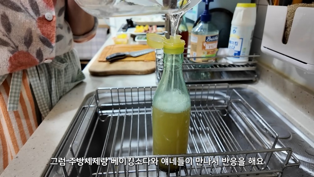한 살림 유튜브 채널에서 소개된 기름병 세척 방법 자료사진. 해당 방법은 기름을 비운 병에 주방세제를 한 방울 넣어주는 것부터 시작한다. 세제를 많이 넣을 필요는 없다. 이어 베이킹소다를 병 안쪽에 골고루 솔솔 뿌려준다. 그다음 뜨거운 물을 붓고 위아래로 슬슬 흔들어주면 된다. 작업 시에는 고무장갑을 착용할 필요가 있다. / 유튜브 '토깽이 아줌마의 살림일기'
