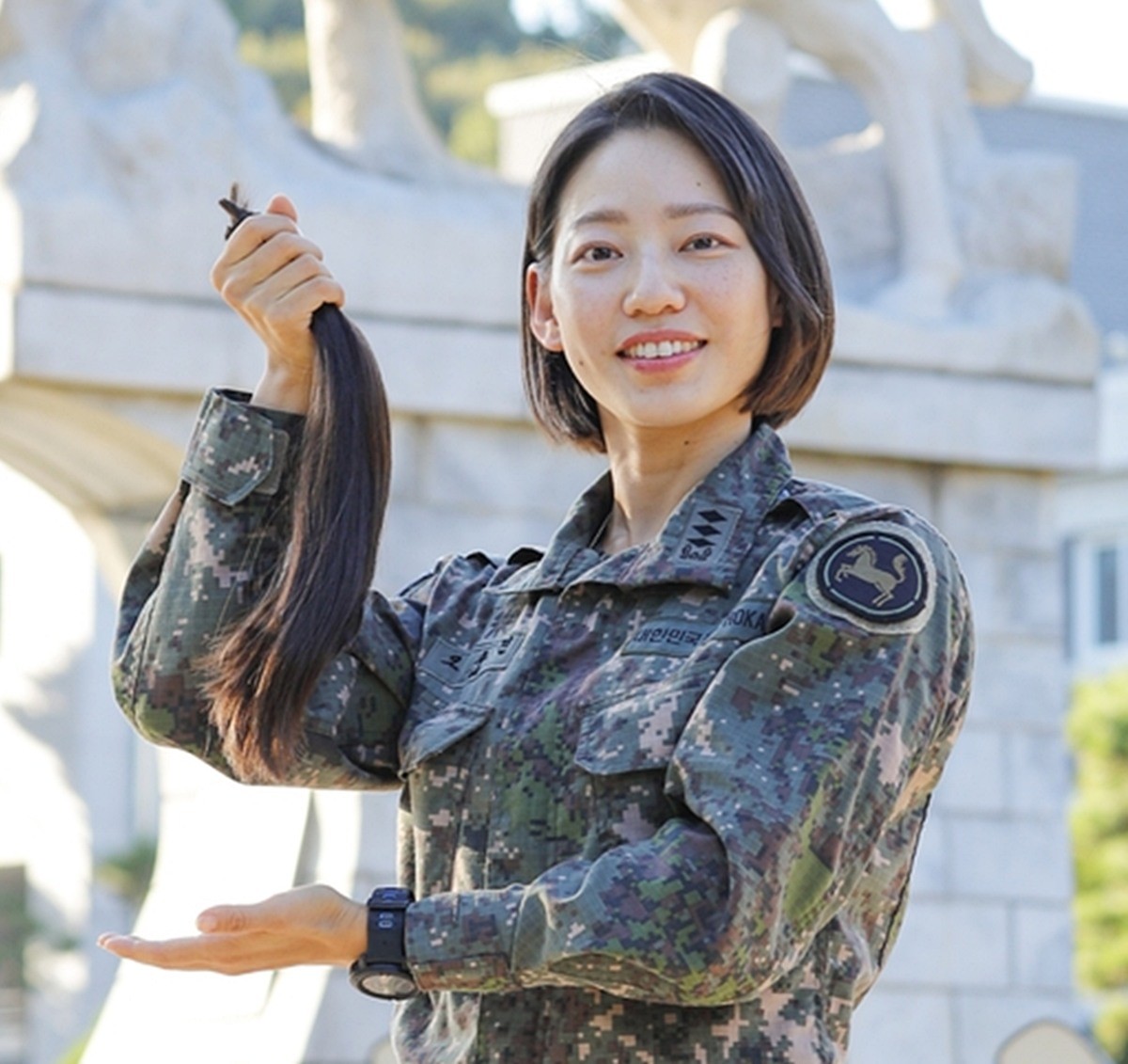 소아암 환자를 위해 14년째 머리카락을 기부한 육군 오수진 대위 모습. 오수진 대위는 평소 파마나 염색을 하지 않으며 모발 관리와 기부를 꾸준히 이어오고 있다. 오 대위는 '입교하면서 잘라낸 머리카락을 조금 더 의미 있게 사용할 수 있는 방법을 고민하다가 모발 기부를 시작했다'라고 밝혔다. 그러면서 '어린 환아들에게 조금이나마 힘이 될 수 있다면 그것만으로도 충분히 의미 있다'라고 말했다. 소아암 환자를 위한 가발 제작에는 손상되지 않은 머리카락이 최소 25㎝ 이상이 필요하다. 이를 위해 오 대위는 평소 파마나 염색을 하지 않으며 모발 관리와 기부를 꾸준히 이어오고 있다. / 육군 9사단 제공-연합뉴스
