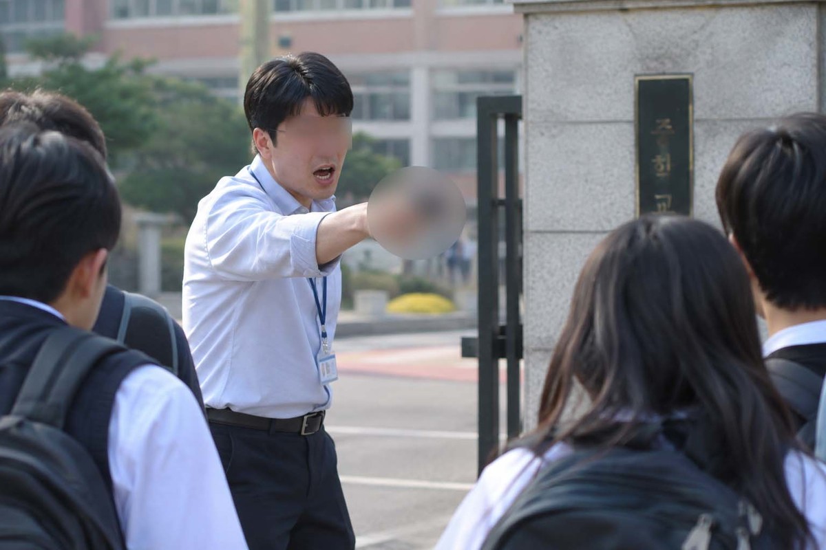 교사가 교문 앞에서 "같이 죽자"며 전기충격기 들고... 오늘 벌어진 일