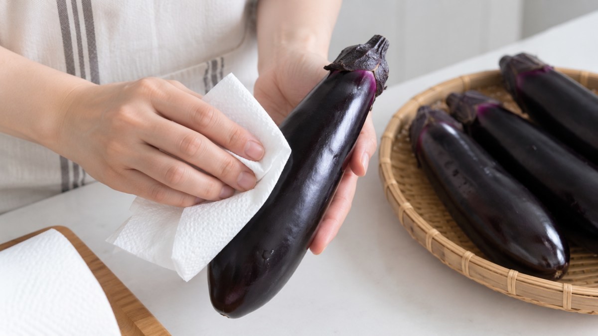 가지를 키친타월로 닦는 모습. / 기사 이해를 돕기 위해 AI툴로 생성한 자료사진.