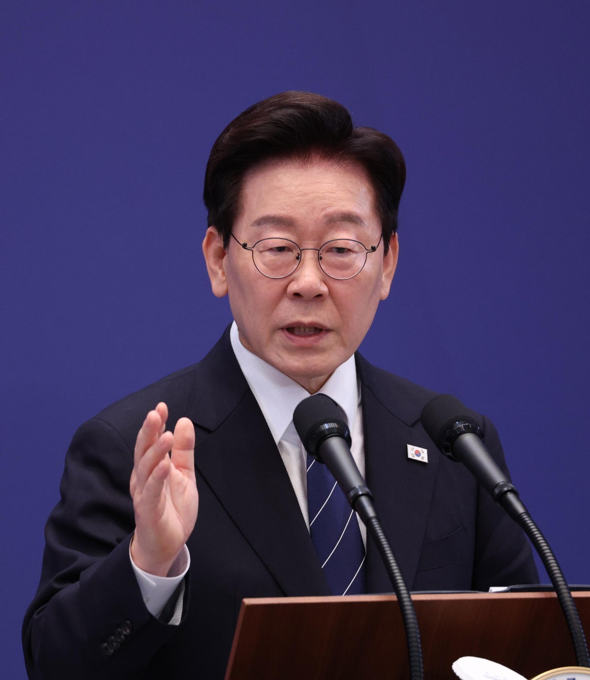 이재명 대통령이 18일 청와대 영빈관에서 열린 현안 기자회견에서 취재진의 질문에 답변하고 있다. / 뉴스1 (청와대통신사진기자단)