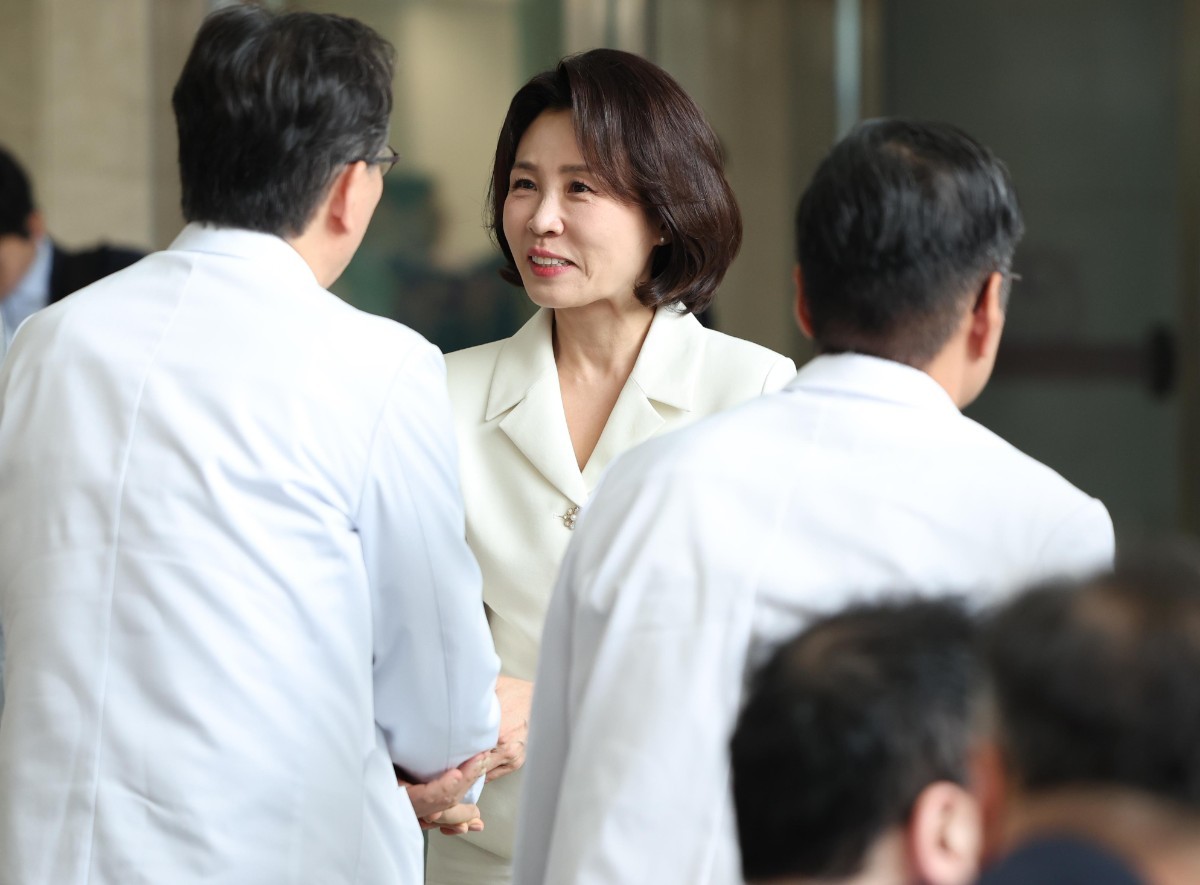 김혜경 여사가 18일 서울대 치과병원에서 열린 중앙장애인구강진료센터 개원 7주년 기념식에서 참석자들과 인사를 나누고 있다. / 뉴스1