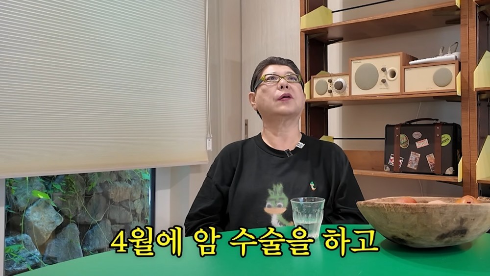 18일 유튜브 채널 '김영철 오리지널'에 가수 양희은이 출연했다. 양희은은 '내가 사실은 4월에 암 수술을 하고 눈 수술은 6월'이라며 암 수술을 받은 사실을 공개했다. / 유튜브 '김영철 오리지널'