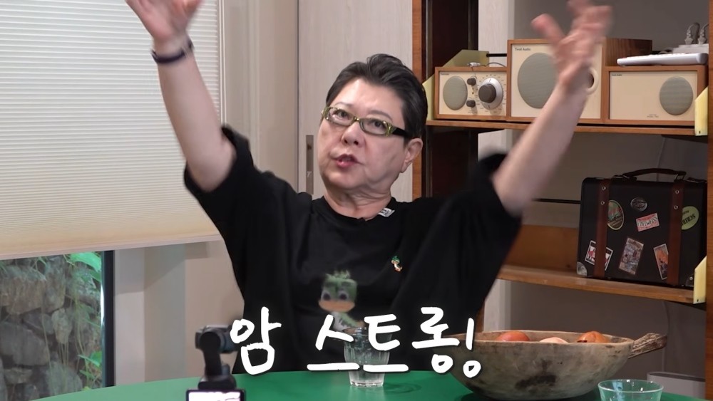 18일 유튜브 채널 '김영철 오리지널'에 가수 양희은이 출연했다. 양희은은 함께 암 치료 후 회복 중인 박미선과 만나 ''암 스트롱'이라고 씩씩하게 외쳤다'고 전했다.  / 유튜브 '김영철 오리지널'