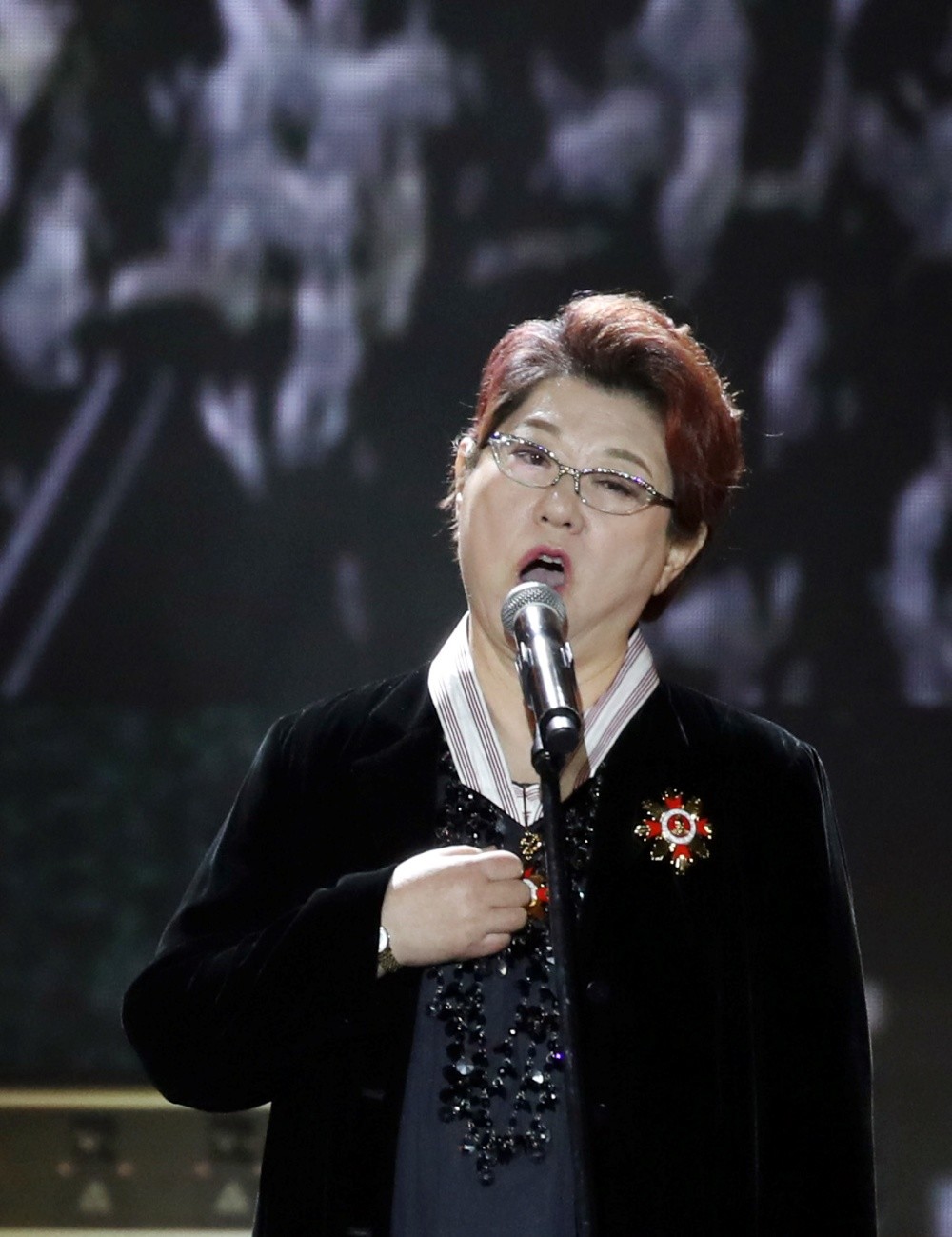 양희은 자료사진. 가수 양희은이 2019년 10월 30일 오후 서울 올림픽공원 올림픽홀에서 열린 ‘2019 대한민국 대중문화예술상’에 참석해 '상록수'를 열창하고 있다. / 뉴스1