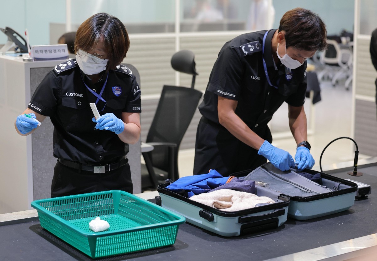어떻게 이런 일이... 인천공항 환승객 가방에서 권총·실탄 발견