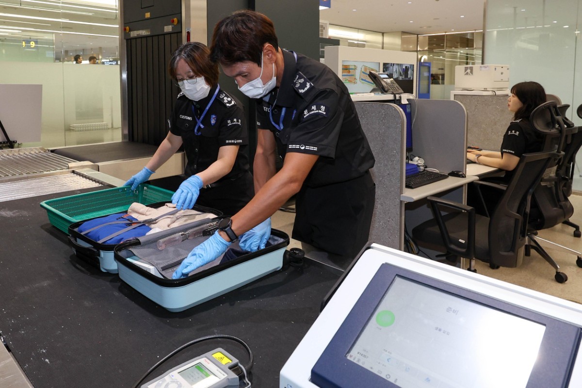 인천국제공항 제1여객터미널 입국장 마약전담 검사대에서 관세청 직원들이 수하물 속 마약밀수 단속 시연을 펼치고 있다. / 뉴스1 자료사진