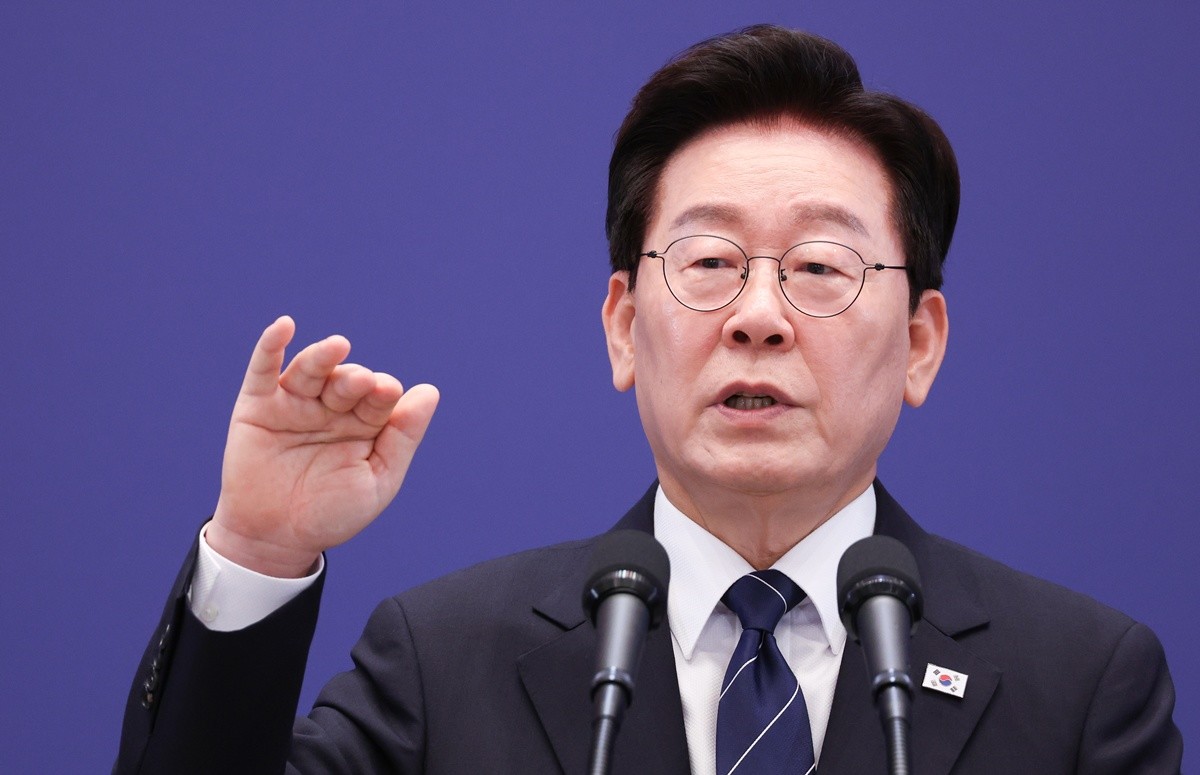 이재명 대통령이 18일 청와대 영빈관에서 열린 현안 기자회견에서 발언하고 있다. 기사 이해를 돕기 위한 자료 사진. 이 대통령은 “더 많이 소통하고 더 많이 듣고 더 많이 존중하고 그러나 당초에 하고자 했던 일들을 결코 포기하지 말고 힘들여서 계속 해나가겠다”라고 강조했다. / 뉴스1