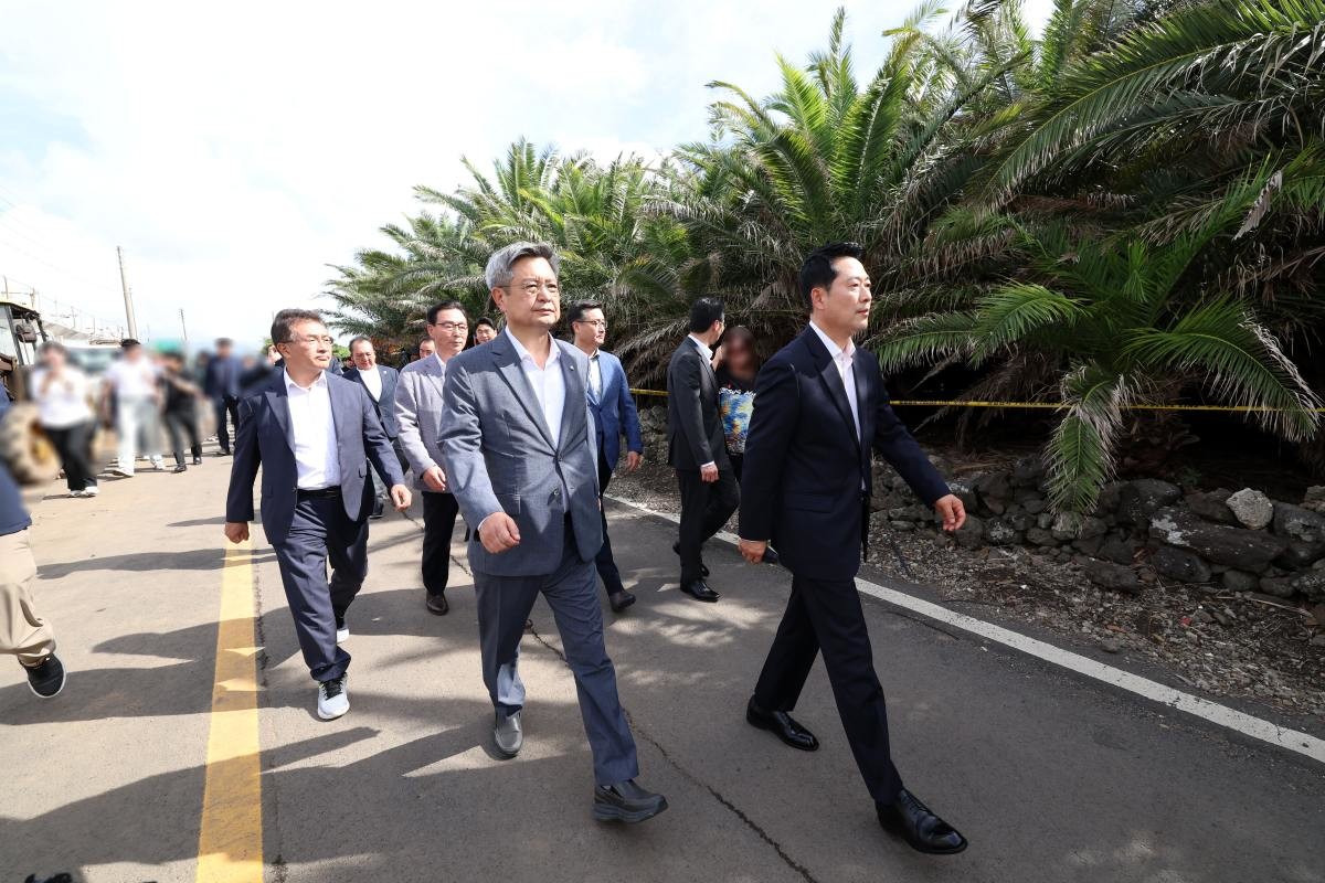 장동혁 국민의힘 대표 등이 28일 제주시 한림읍의 한 야자수 농장을 찾아 현장을 살펴보고 있다. 이 농장은 실종됐던 30대 여성이 숨진 채 발견된 곳이다. / 2026.8.28