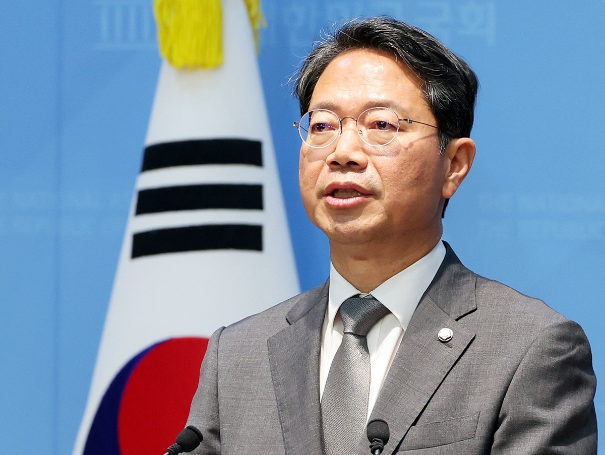 김승원 법무부 장관 후보자가 19일 서울 영등포구 여의도 국회 소통관에서 자진사퇴 기자회견을 하고 있다. 김승원 후보자는 이날 기자회견에서 '깊은 고민 끝에 법무부장관 후보자직을 내려놓기로 결심했다'라며 '국민주권 정부의 탄생을 위해 앞장섰고 그 성공을 위해 쉼 없이 달려왔다. 후보자로 지명해 주신 대통령님께 감사드리며 기대에 부응하지 못해 정말 송구하다'라고 밝혔다. / 뉴스1