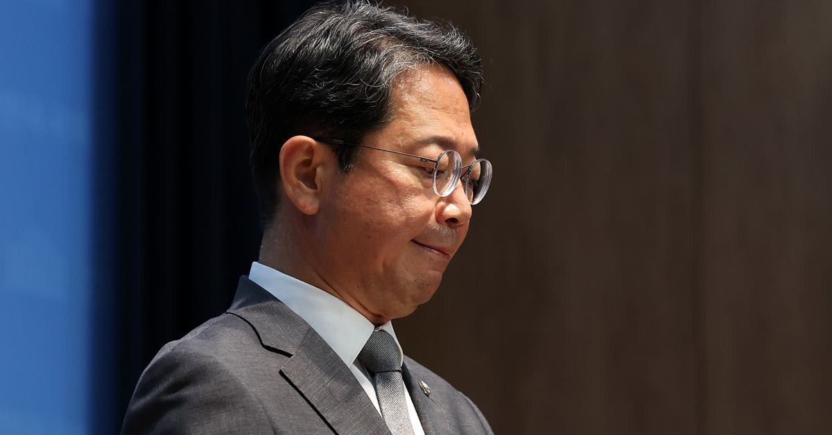 김승원 법무부 장관 후보자가 19일 서울 영등포구 여의도 국회 소통관에서 후보자직 사퇴 기자회견을 하고 있다. / 뉴스1