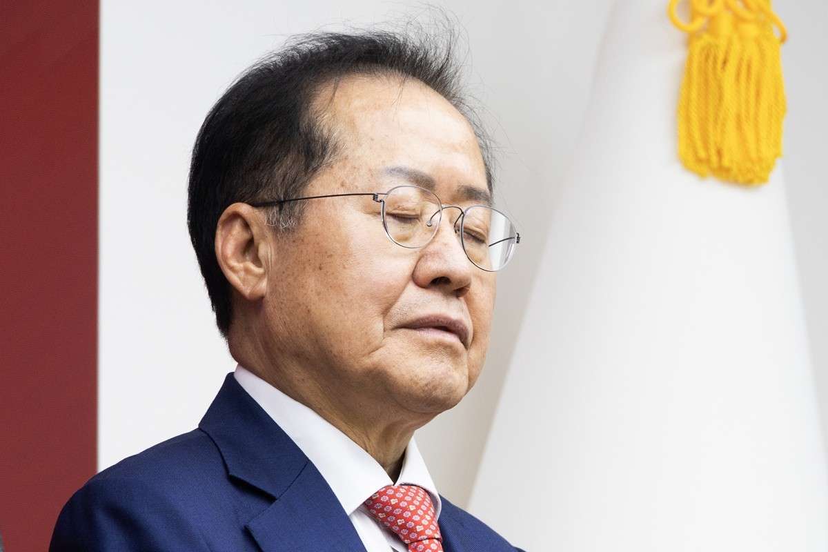 홍준표 전 대구시장 모습. 기사 이해를 돕기 위한 자료 사진. 홍준표 전 시장이 명태균 사건과 관련해 수사를 받고 있는 심경을 밝혔다. 홍 전 시장은 19일 페이스북에 올린 글에서 '아무리 털어도 나오는 게 없을 것이다. 43년 공직생활을 철저하게 자기 관리를 하며 살았다'라며 '이제 나를 불러 직접 조사해 보고 조속히 사건을 끝내달라. 더 이상 질질 끌며 자원봉사자들만 괴롭히면 이젠 참지 않고 경찰의 수사권 남용 책임을 묻지 않을 수 없다'라고 밝혔다. / 뉴스1