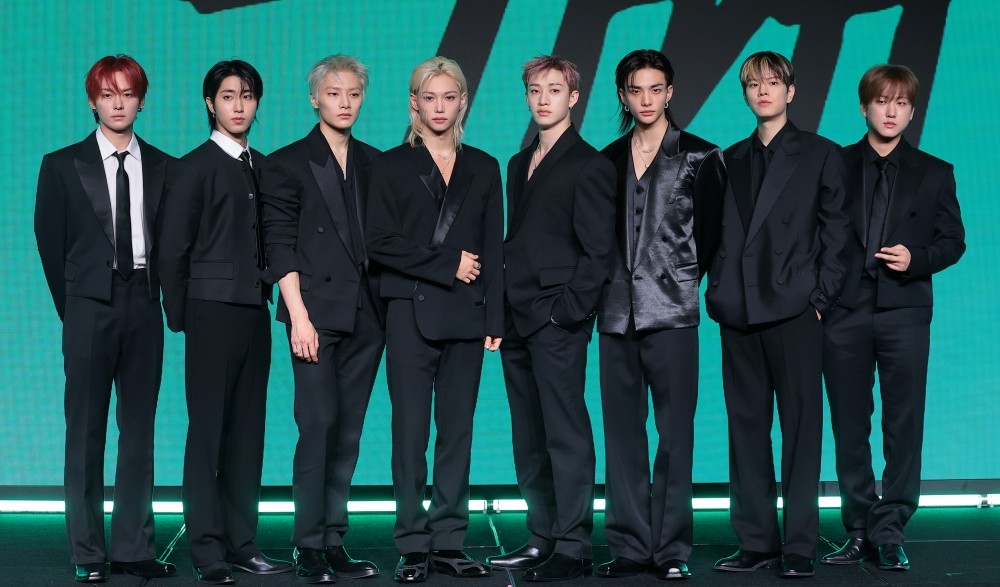 스트레이 키즈(Stray Kids)의 리노(왼쪽부터)와 한, 아이엔, 필릭스, 방찬, 현진, 승민, 창빈이 8월 6일 서울 영등포구 콘래드 서울에서 열린 새 미니앨범 'THIS & THAT'(디스 앤드 댓) 발매 기자간담회에서 포즈를 취하고 있다. / 뉴스1