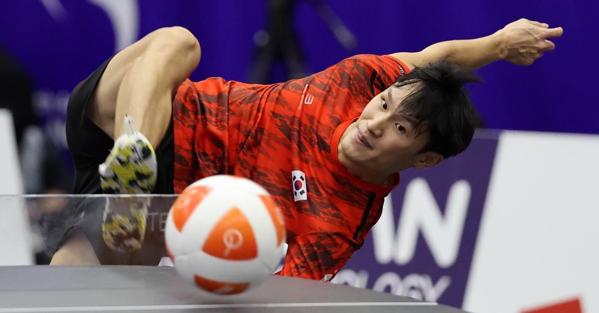 17일 일본 나고야 히가시 스포츠센터에서 열린 2026 아이치·나고야 아시안게임 테크볼 남자 복식 B조 예선 대한민국 이준석-이태준 팀과 베트남 팀의 경기. 한국 이태빈이 공격하고 있다. / 연합뉴스
