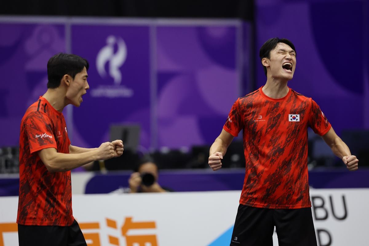17일 일본 나고야 히가시 스포츠센터에서 열린 2026 아이치·나고야 아시안게임 테크볼 남자 복식 B조 예선 대한민국 이준석-이태준 팀과 베트남 팀의 경기에서 두 선수가 득점한 뒤 기뻐하고 있다. 이준석과 이태빈은 이날 예선에서 1승1패를 기록하며 8강 진출에 성공했다. / 연합뉴스