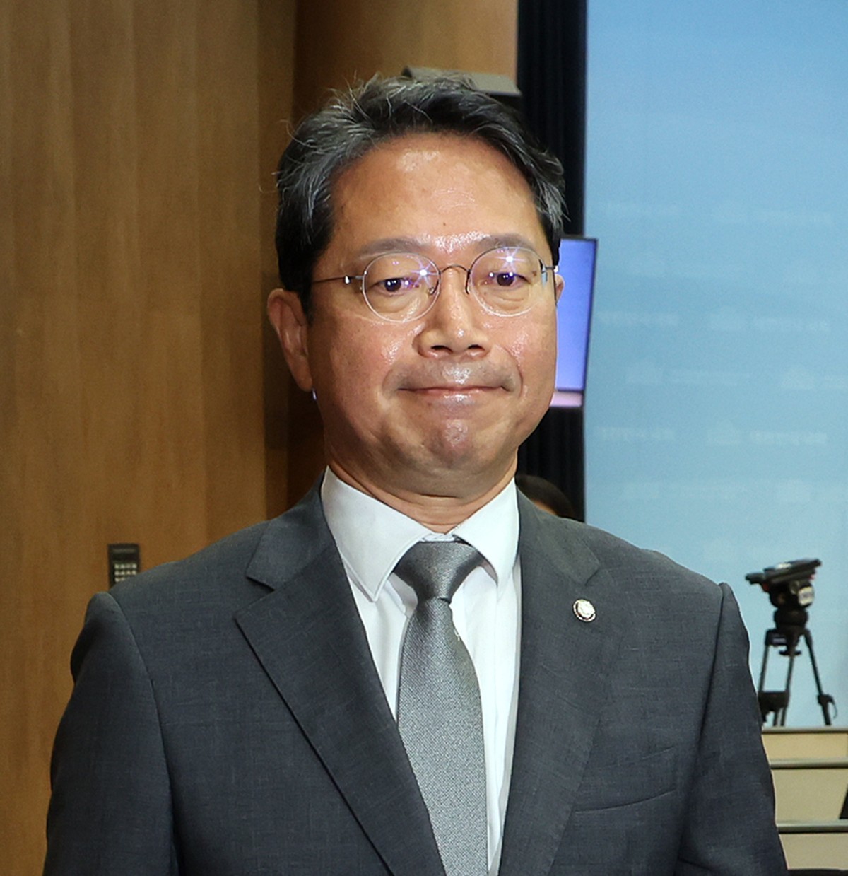 김승원 법무부 장관 후보자가 19일 서울 영등포구 여의도 국회 소통관에서 자진사퇴 기자회견을 마친 뒤 기자회견장을 나서고 있다. 김승원 후보자는 이날 기자회견에서 '깊은 고민 끝에 법무부장관 후보자직을 내려놓기로 결심했다'라며 '국민주권 정부의 탄생을 위해 앞장섰고 그 성공을 위해 쉼 없이 달려왔다. 후보자로 지명해 주신 대통령님께 감사드리며 기대에 부응하지 못해 정말 송구하다'라고 밝혔다. / 뉴스1