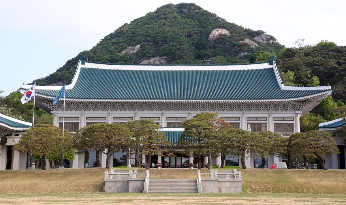청와대 전경. 기사 이해를 돕기 위한 자료 사진. 청와대는 자진사퇴한 김승원 법무부 장관 후보자의 성추행 의혹 등이 담긴 탄원서가 최근 청와대로 전달됐다는 언론 보도에 대해 '인사와 관련한 사안은 확인이 어렵다'라고 밝혔다. 연합뉴스 보도 등에 따르면 청와대 관계자는 19일 언론에 이런 입장을 전했다. KBS는 이날 김승원 후보자의 전직 보좌진이 김 후보자의 과거 성추행 의혹 등을 담은 탄원서를 지난 17일 홍익표 청와대 정무수석 등을 통해 청와대 측에 전달했다고 보도했다. / 연합뉴스