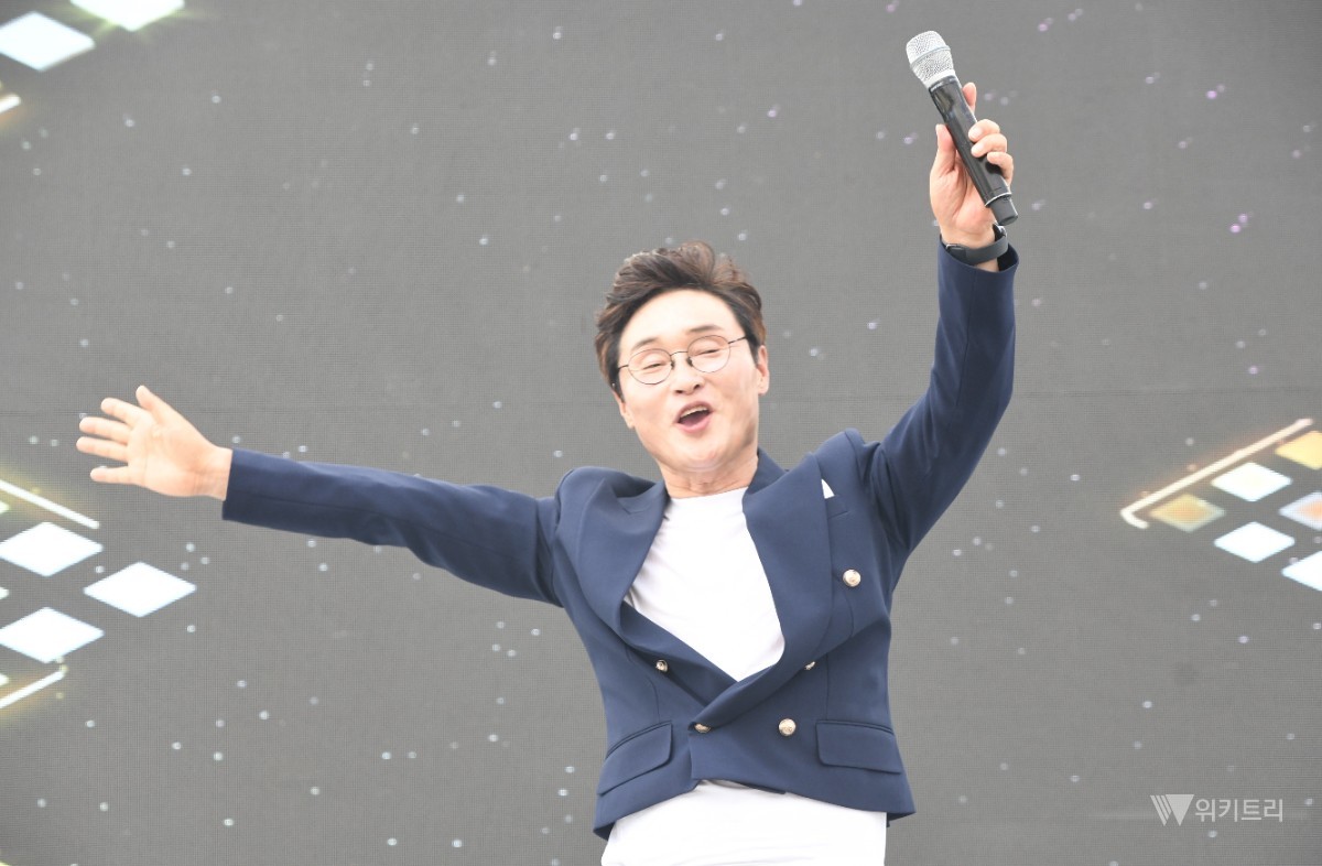 함평지역 윤효종 가수가 열창을 하고있다.