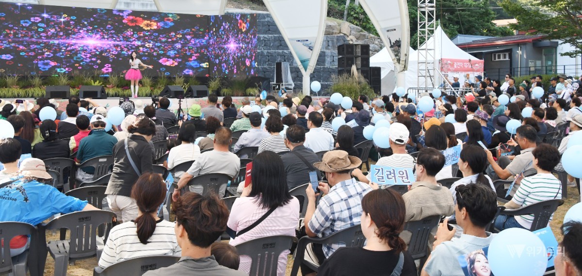 초대가수 길려원의 공연도 펼쳐졌다. 흥겨운 음악과 활기찬 무대가 이어지면서 주무대 주변의 축제 분위기는 절정에 달했다. / 노해섭 기자