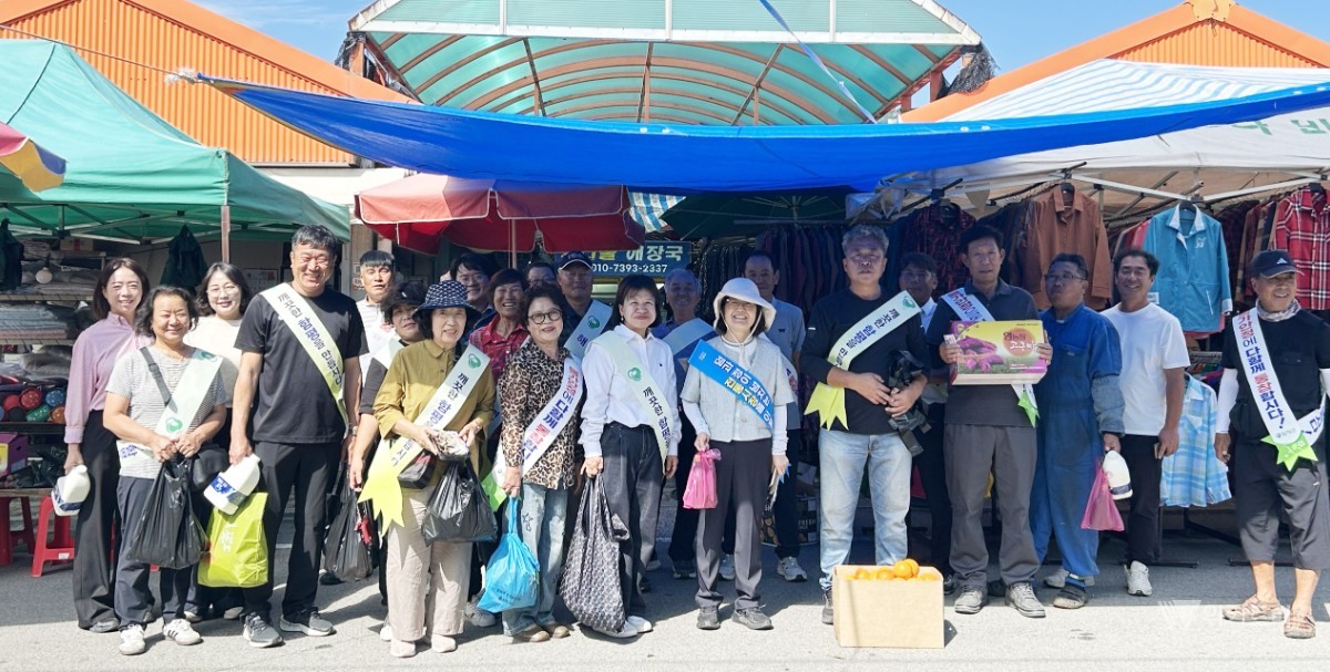 전남광주통합특별시 함평군 해보면은 지난 18일 오전 해보전통시장에서 ‘추석 명절맞이 해보전통시장 장보기 행사’를 개최했다. / 함평군