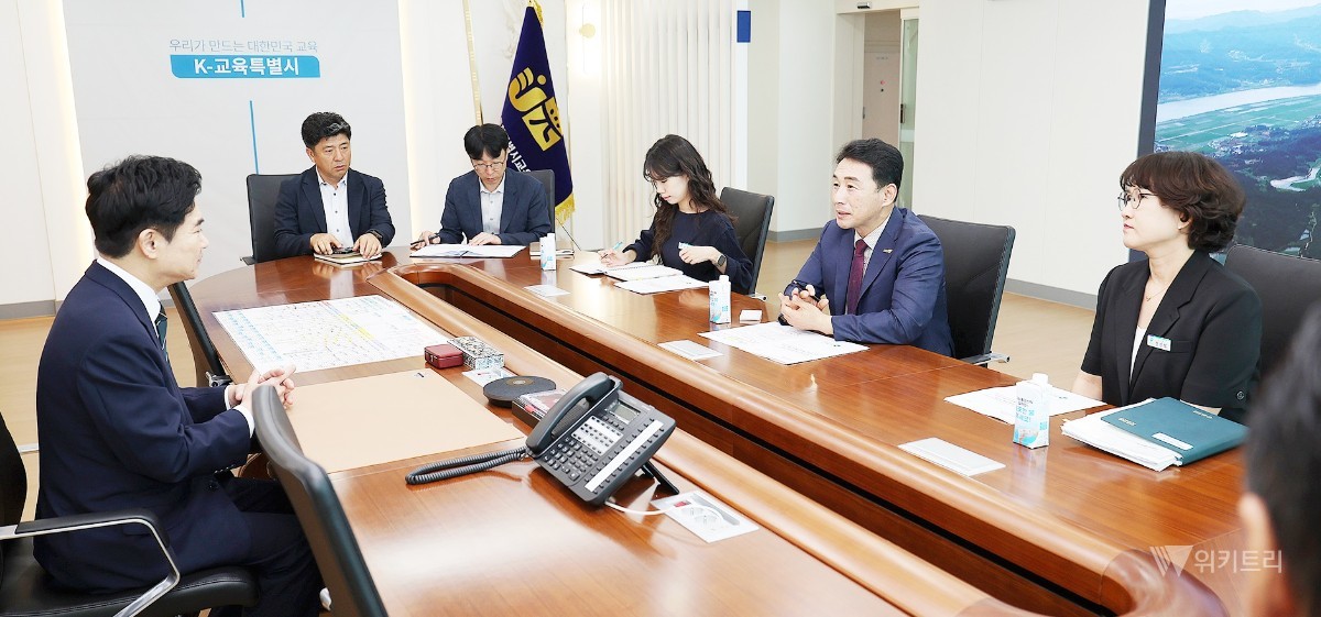 함평군은 지난 17일 전남광주통합특별시교육청 전남청사 교육감실에서 이남오 함평군수와 김대중 교육감이 참석한 가운데 지역 교육 현안 해결과 교육 상생발전을 위한 업무협의를 진행했다. / 함평군