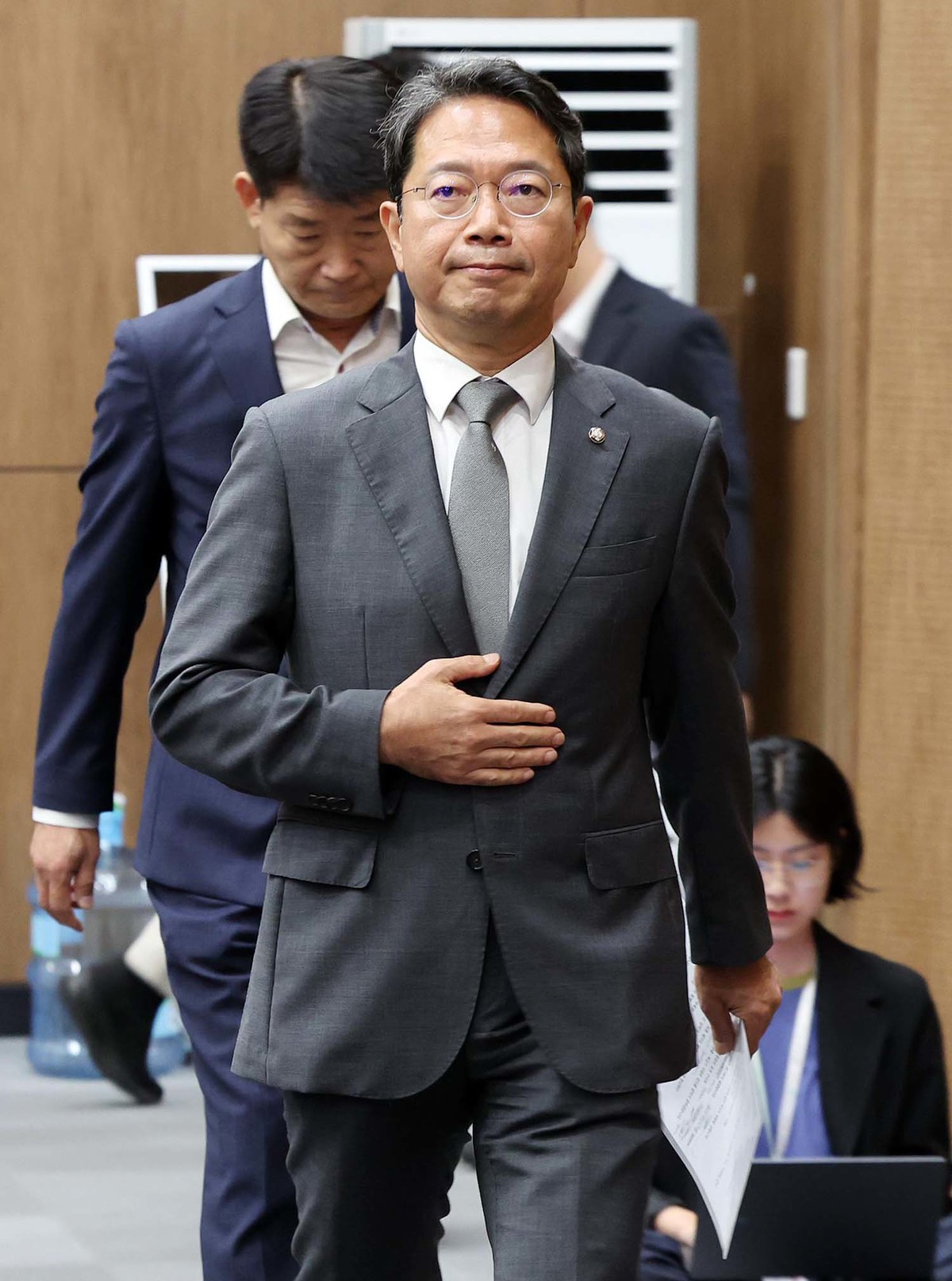 김승원 전 법무부 장관 후보자가 19일 후보자직 사퇴 기자회견을 하기 위해 서울 영등포구 여의도 국회 소통관으로 향하고 있다. / 뉴스1