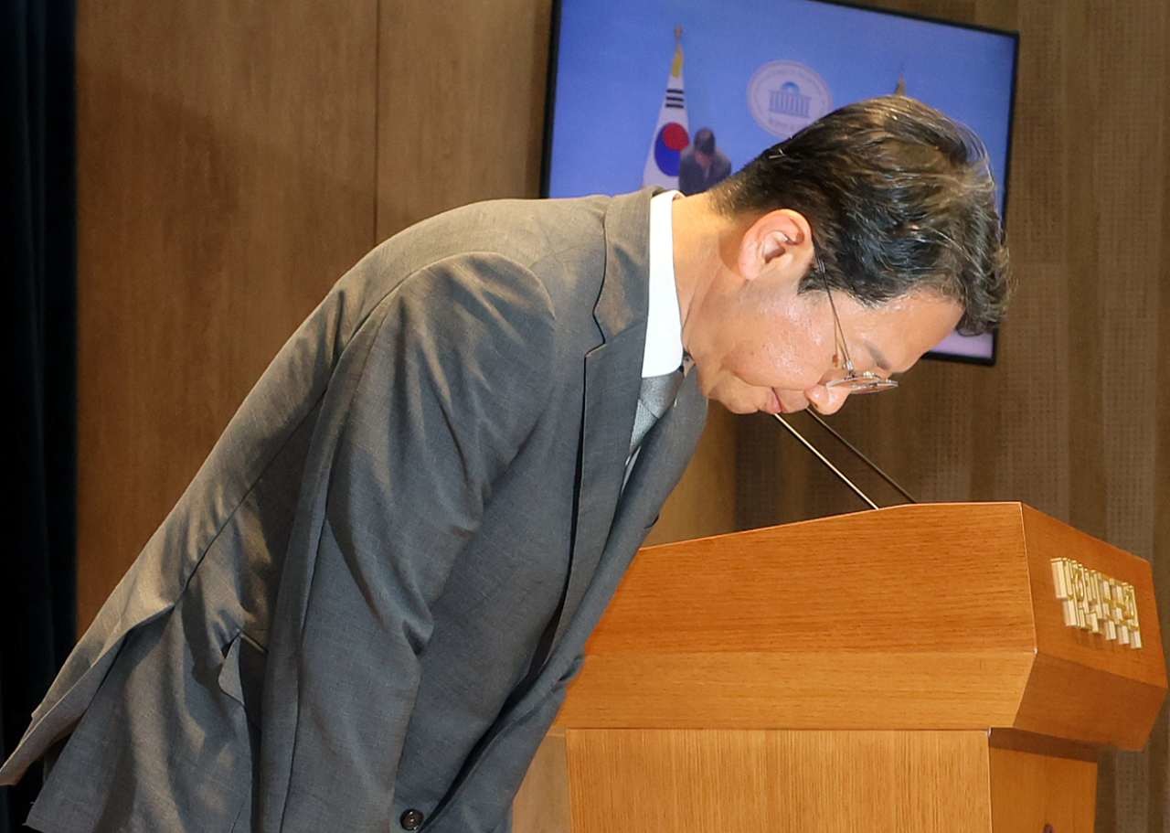 김승원 법무부 장관 후보자가 지난 19일 서울 영등포구 여의도 국회 소통관에서 후보자직 사퇴 기자회견을 마친 뒤 고개 숙여 인사하고 있다. / 뉴스