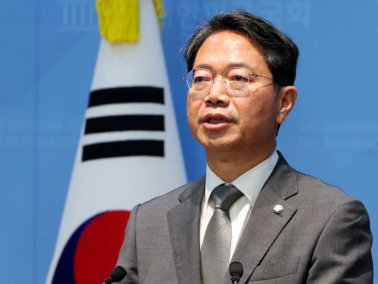 김승원 법무부 장관 후보자가 지난 19일 서울 영등포구 여의도 국회 소통관에서 후보자직 사퇴 기자회견을 하고 있다. / 뉴스1