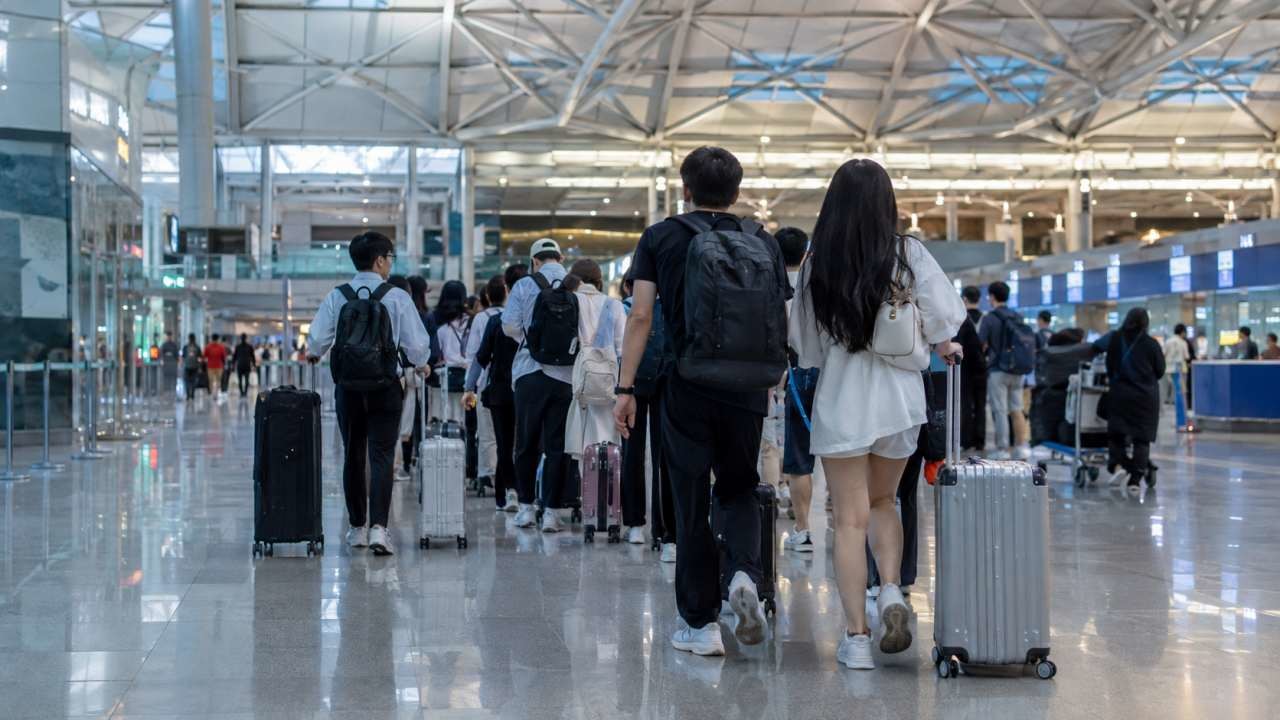 여행을 떠나는 사람들. / AI 생성 이미지